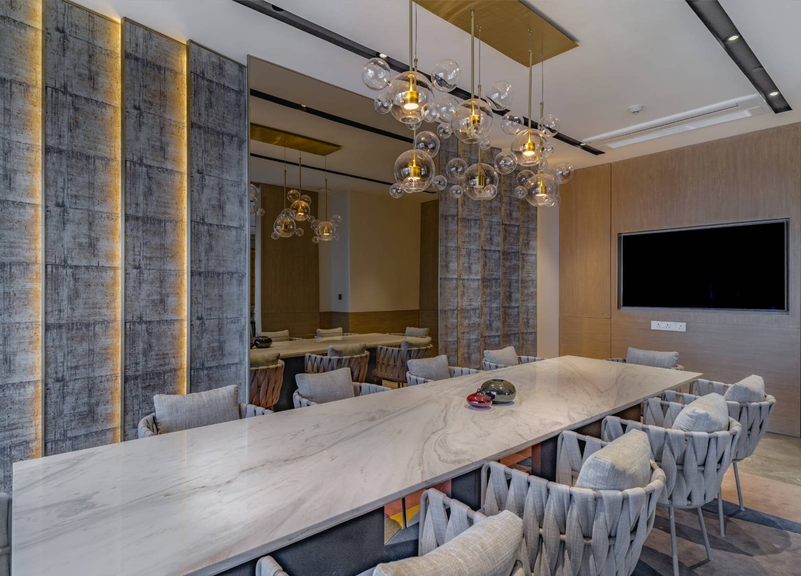 Suited for large, closed door discussions and optimized for video conferencing